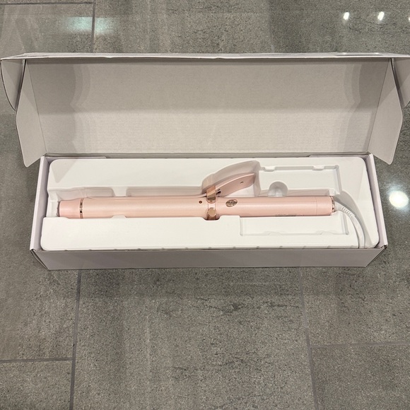 New T3 SinglePass Curl, Extra-Long Barrel Curling Iron with Ceramic Barrel - Picture 4 of 16